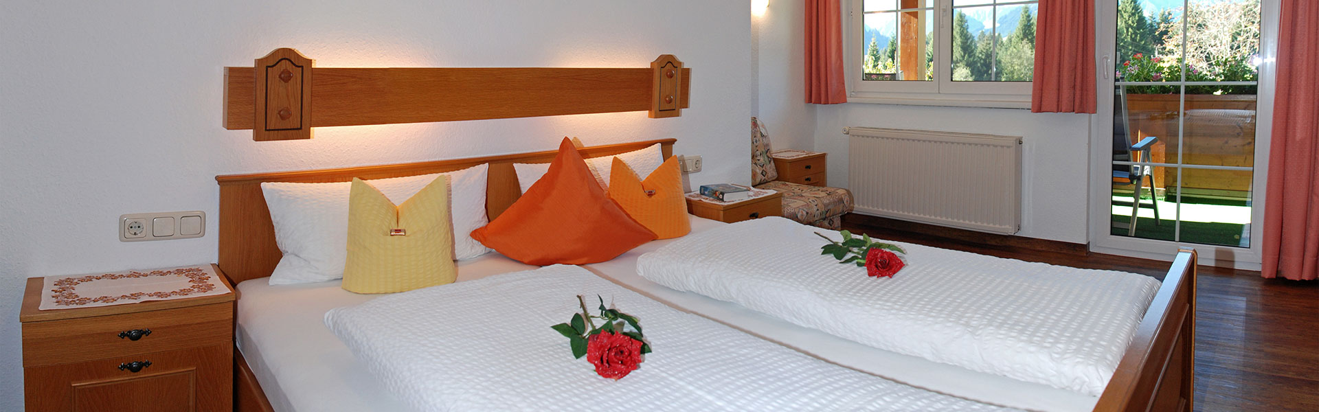 Schlafzimmer mit Doppelbett in der Ferienwohnung Widderstein im Haus Narzisse
