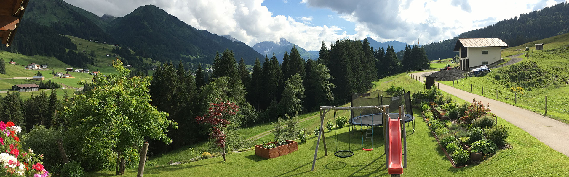 Ausblick vom Balkon der Ferienwohnung Widderstein in den Garten